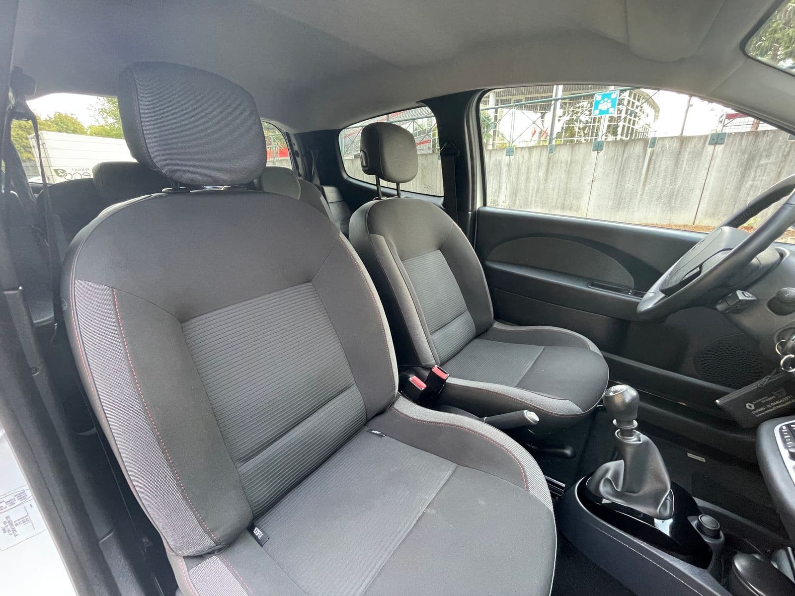 Renault Twingo II 1.2 16v 75 ch Privilège Blanc