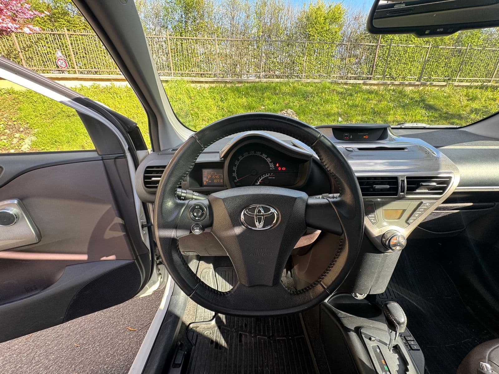 Toyota iQ Blanc