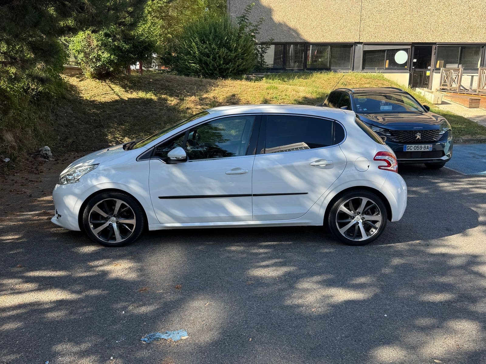 Peugeot 208 1.6 e-HDi 115 ch Allure Blanc