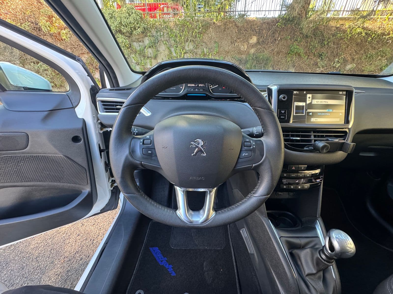 Peugeot 208 1.6 e-HDi 115 ch Allure Blanc