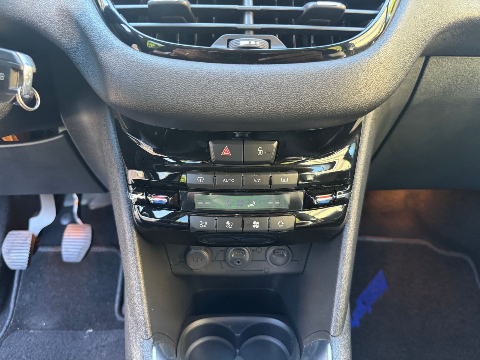 Peugeot 208 1.6 e-HDi 115 ch Allure Blanc