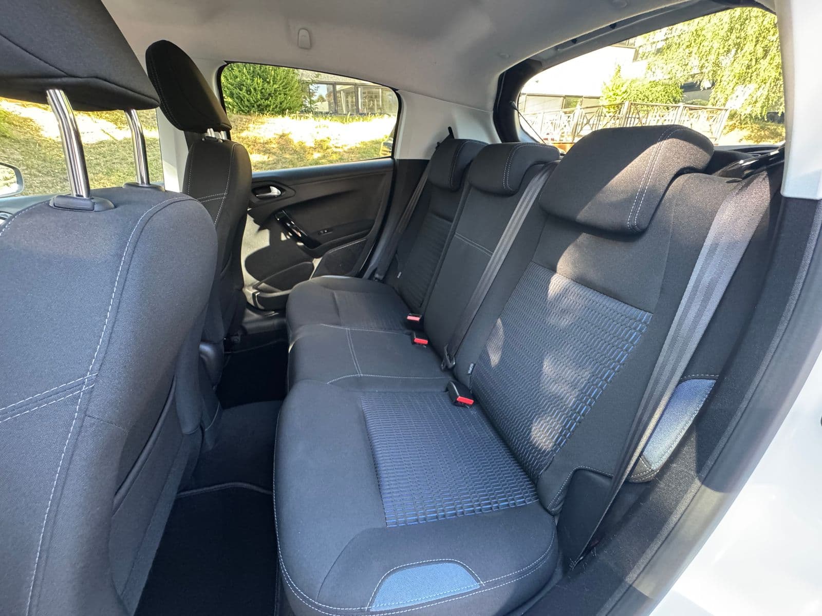 Peugeot 208 1.6 e-HDi 115 ch Allure Blanc