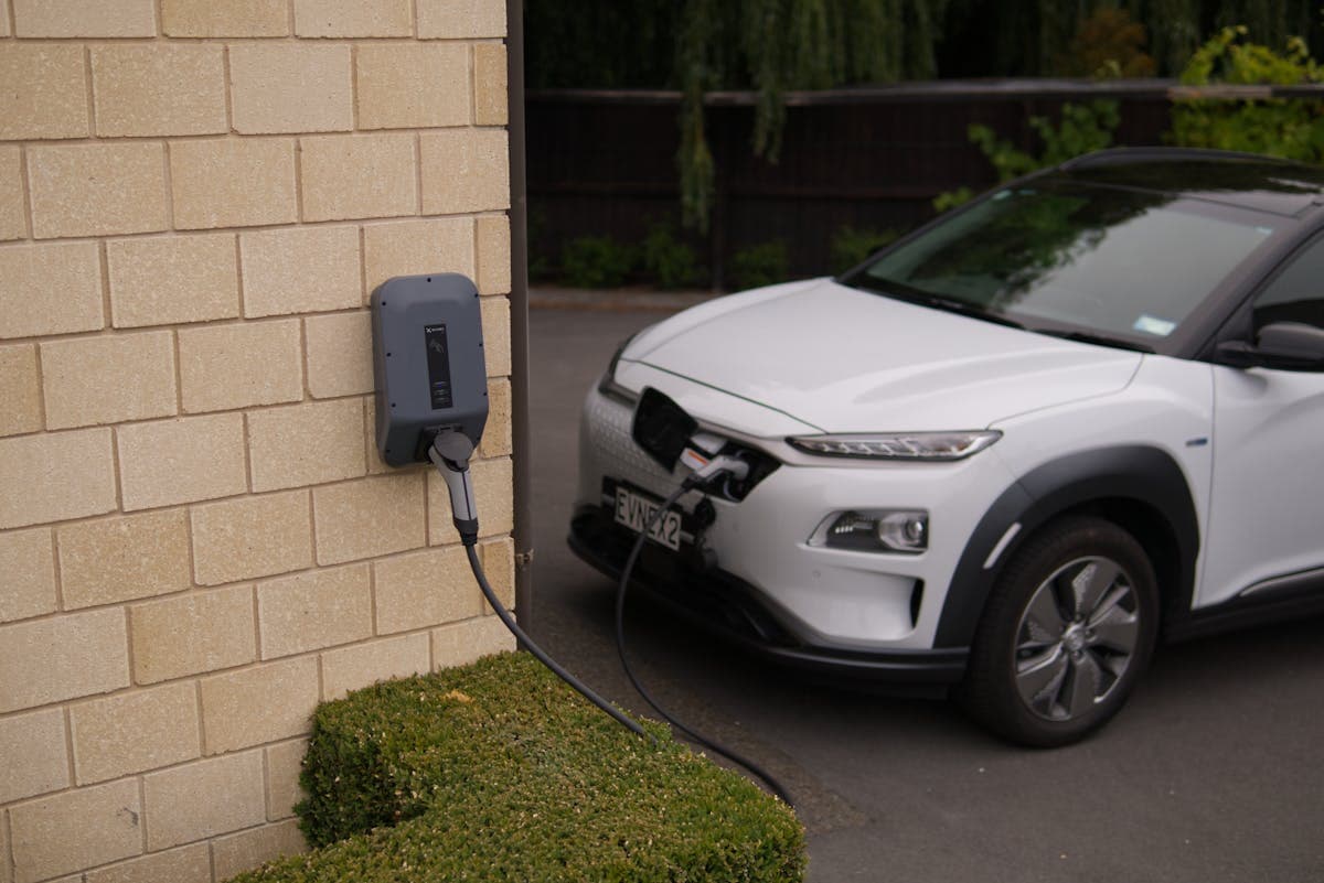 Hybride ou électrique d'occasion en 2026 : faut-il sauter le pas ?